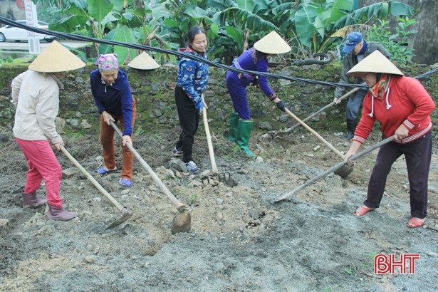 Lực lượng vũ trang Nghi Xuân giúp dân xây dựng nông thôn mới