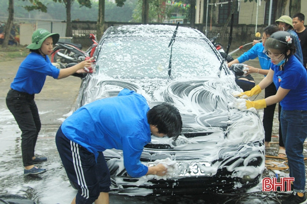 Tuổi trẻ Nghi Xuân rửa xe gây quỹ hỗ trợ người nghèo
