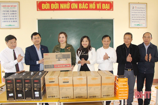 Phó Chủ tịch UBND tỉnh Lê Ngọc Châu đánh giá cao hiệu quả của nhà văn hóa cộng đồng “2 trong 1” ở Vũ Quang