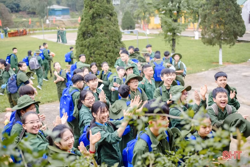 Học sinh Albert Einstein “rèn luyện ý chí” cùng các chiến sỹ biên phòng