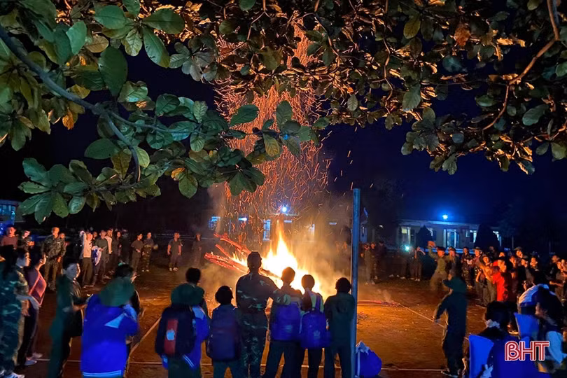 Học sinh Albert Einstein “rèn luyện ý chí” cùng các chiến sỹ biên phòng