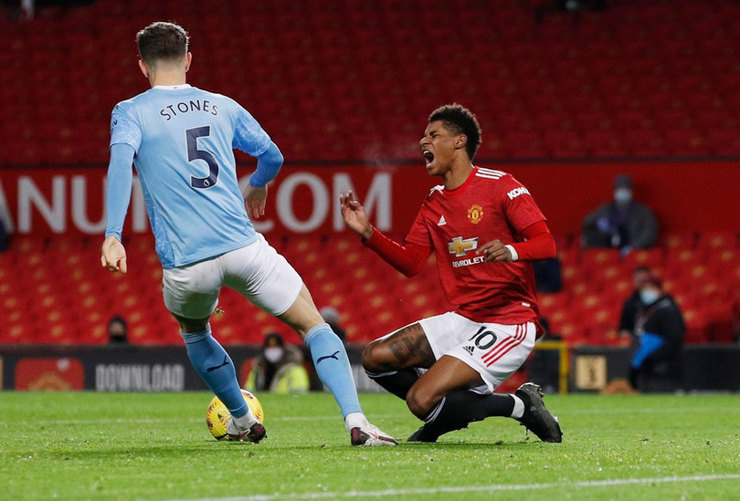 MU bị tước quả phạt đền ở derby Manchester