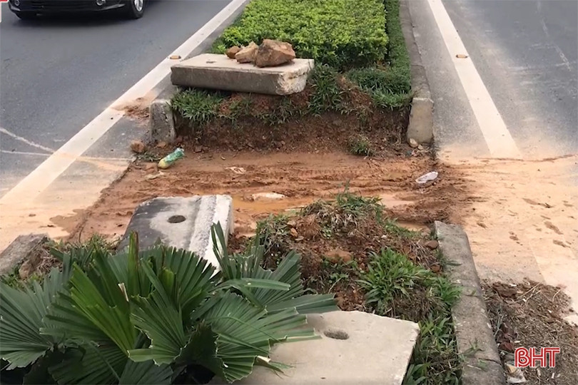 Dải phân cách dọc quốc lộ 1A qua TP Hà Tĩnh bị “đứt” 18 điểm ảnh 5 Dải phân cách dọc quốc lộ 1A qua TP Hà Tĩnh bị “đứt” 18 điểm