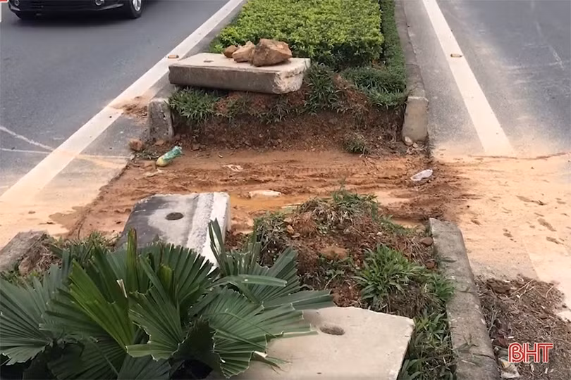 Dải phân cách dọc quốc lộ 1A qua TP Hà Tĩnh bị “đứt” 18 điểm
