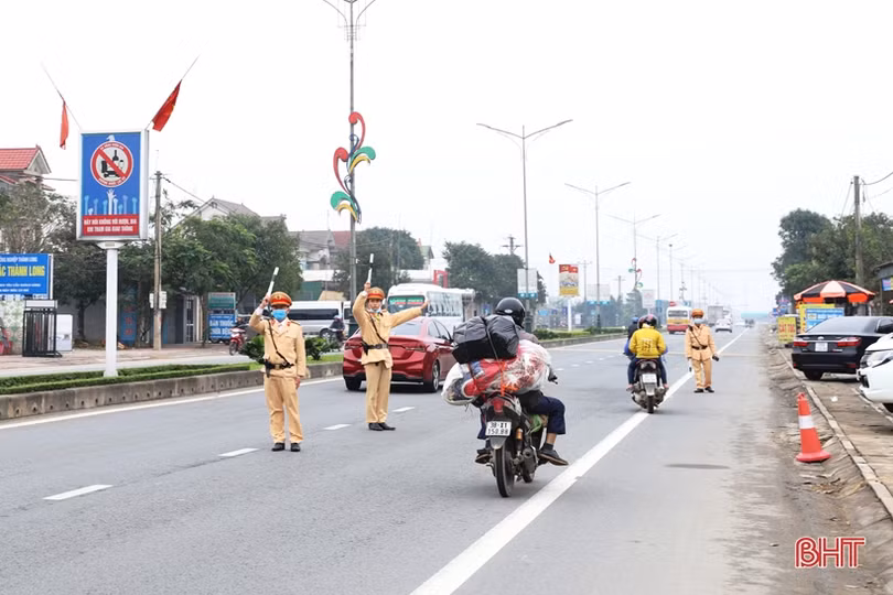 2 ngày ra quân, cảnh sát giao thông Hà Tĩnh xử lý hơn 40 trường hợp vi phạm