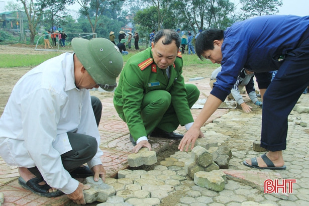 Lực lượng vũ trang Nghi Xuân giúp dân xây dựng nông thôn mới