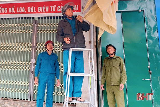 Tháo dỡ hơn 100 ki-ốt lấn chiếm vỉa hè ở phố thị Cẩm Xuyên