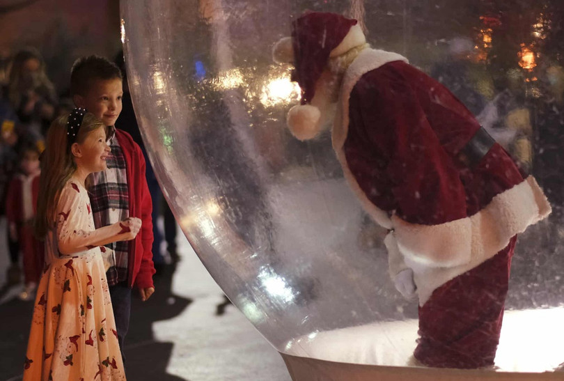 Khung cảnh Giáng sinh Covid-19 trên khắp thế giới