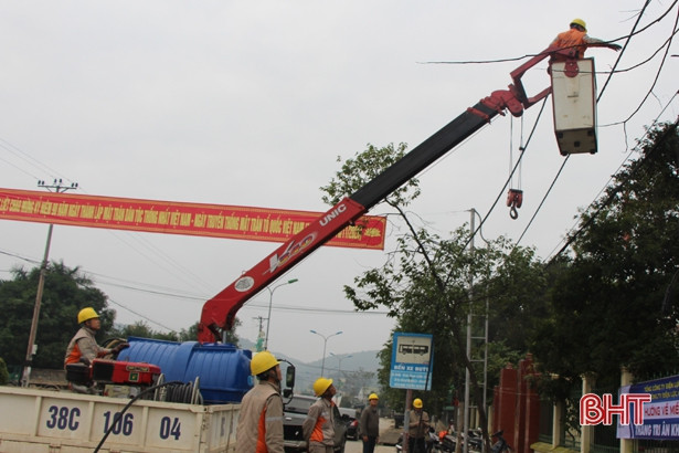 Điện lực Vũ Quang phun nước vệ sinh hệ thống đường dây không cần cắt điện