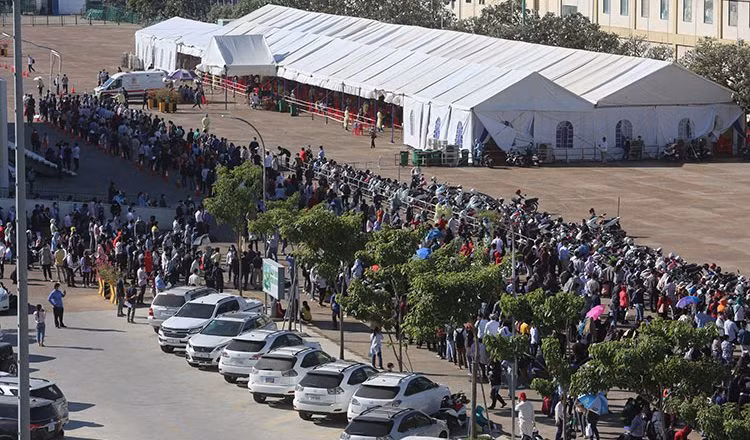 Người dân Campuchia xếp hàng rồng rắn chờ xét nghiệm Covid-19