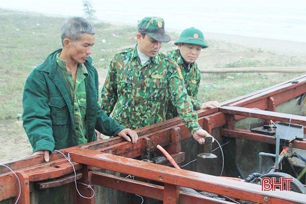Cứu sống 2 ngư dân bị chìm thuyền trên vùng biển Hà Tĩnh