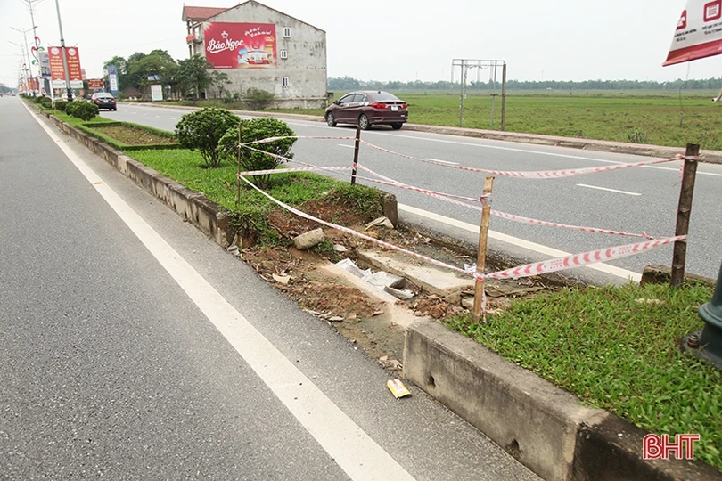 Dải phân cách dọc quốc lộ 1A qua TP Hà Tĩnh bị “đứt” 18 điểm