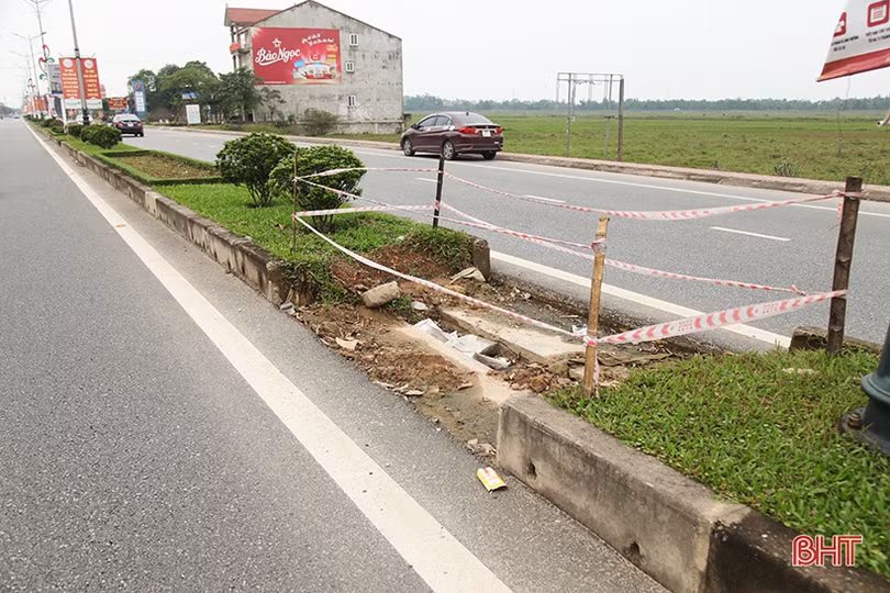 Dải phân cách dọc quốc lộ 1A qua TP Hà Tĩnh bị “đứt” 18 điểm