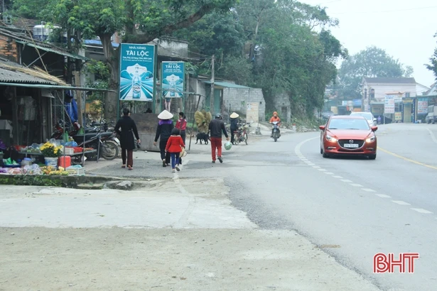 Tiếp thu phản ánh của Báo Hà Tĩnh, Công an xã Xuân Hồng khắc phục những hình ảnh “không đẹp” ở đền Chợ Củi