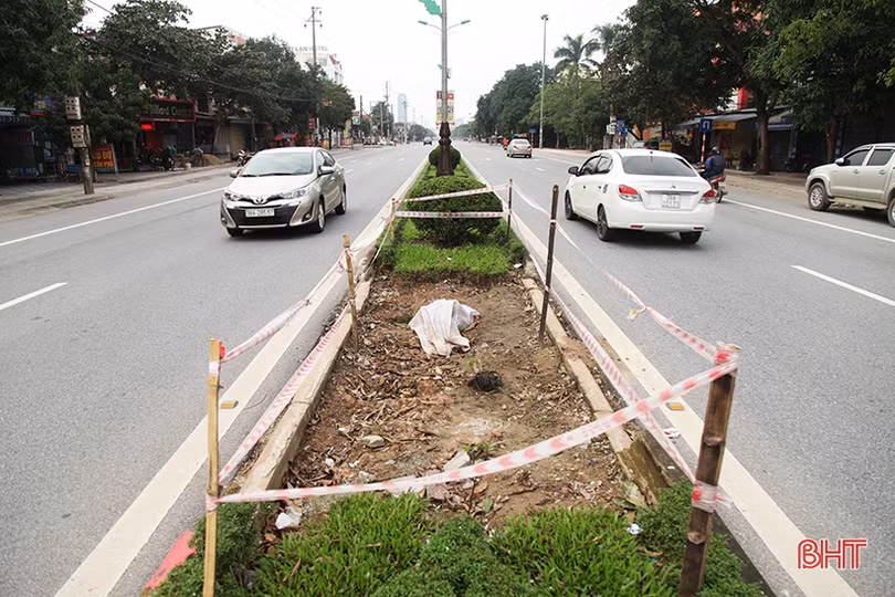 Dải phân cách dọc quốc lộ 1A qua TP Hà Tĩnh bị “đứt” 18 điểm