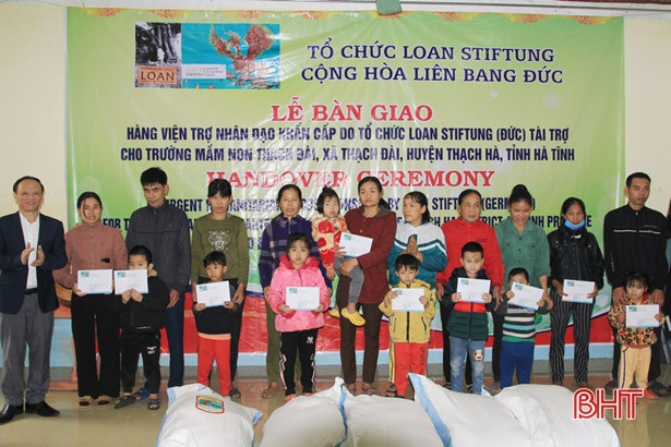 Tổ chức Loan Stiftung trao tiền, quà trị giá 461 triệu đồng cho 2 trường học ở Hà Tĩnh