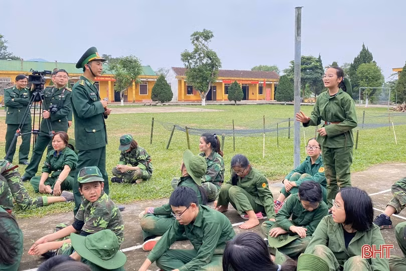 Học sinh Albert Einstein “rèn luyện ý chí” cùng các chiến sỹ biên phòng