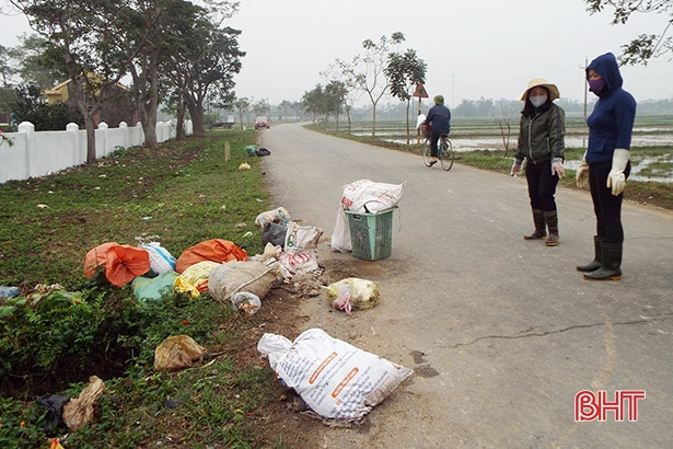 Hà Tĩnh: Trường học “lĩnh đủ” vì nạn vứt trộm rác