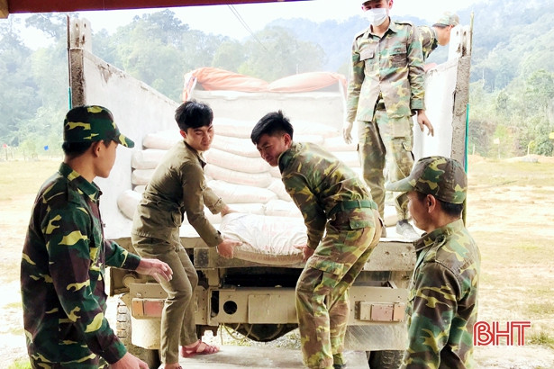 Biên phòng Hà Tĩnh hỗ trợ bộ đội Lào phòng chống dịch Covid-19