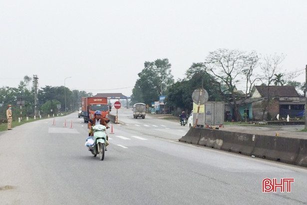 Không chấp hành hiệu lệnh CSGT Hà Tĩnh, tài xế cho xe tải chặn ngang QL 1A gây ách tắc giao thông