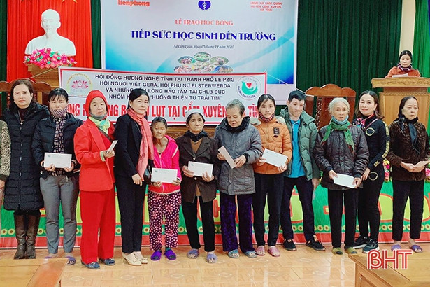 Thêm nhiều phần quà đến với người dân huyện Cẩm Xuyên