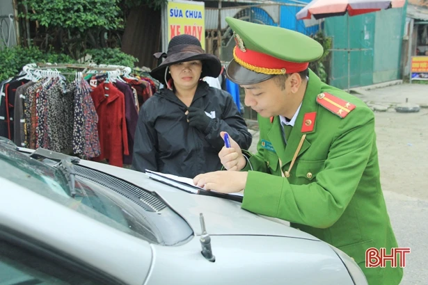 Dẹp bỏ chợ tạm ngay khúc cua trên quốc lộ 1A ở Hà Tĩnh