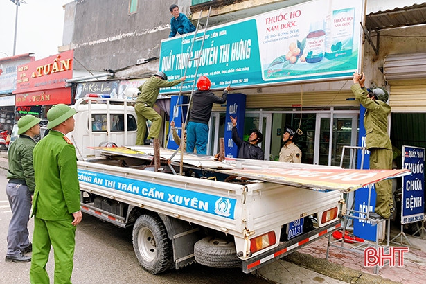 Tháo dỡ hơn 100 ki-ốt lấn chiếm vỉa hè ở phố thị Cẩm Xuyên