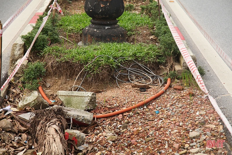 Dải phân cách dọc quốc lộ 1A qua TP Hà Tĩnh bị “đứt” 18 điểm