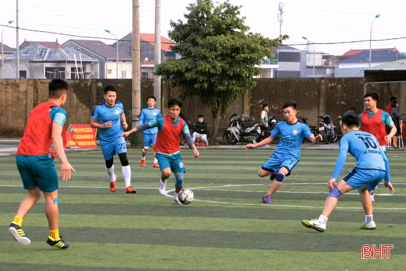 Giải Bóng đá Hội Cổ động viên Hà Tĩnh lần thứ 3 trao cúp cho đội Thạch Hà