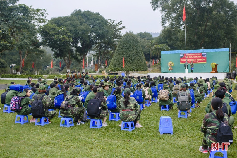 Học sinh Albert Einstein “rèn luyện ý chí” cùng các chiến sỹ biên phòng