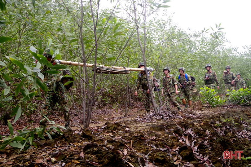 Bộ đội Hà Tĩnh thực hành vượt sông chiến đấu trong thời tiết lạnh giá