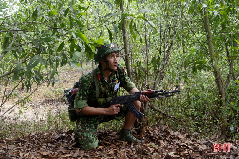 Bộ đội Hà Tĩnh thực hành vượt sông chiến đấu trong thời tiết lạnh giá