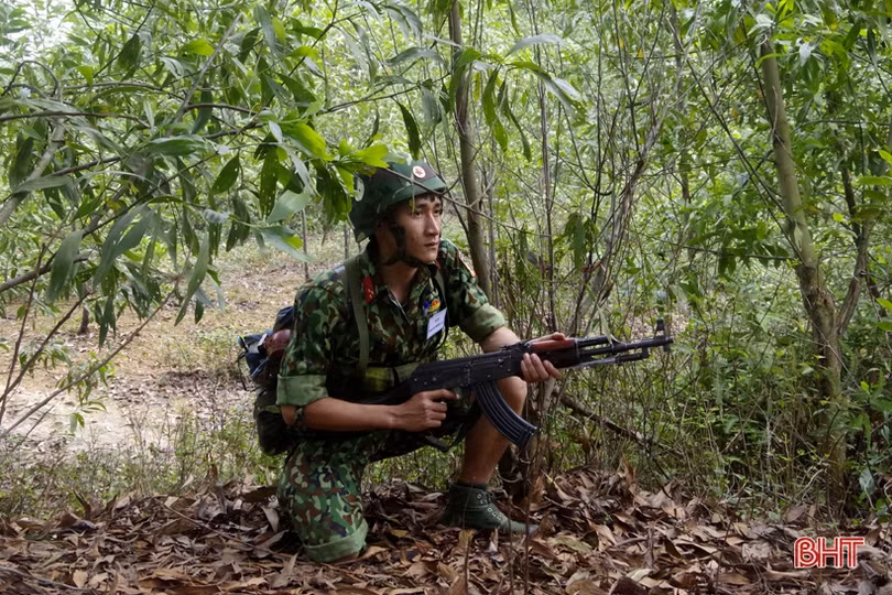 Bộ đội Hà Tĩnh thực hành vượt sông chiến đấu trong thời tiết lạnh giá