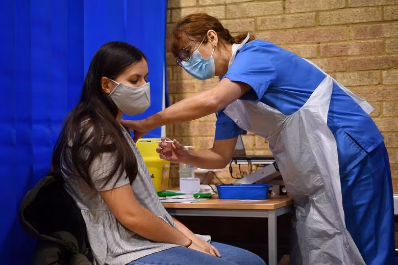 Người dân Anh đi tiêm vaccine ngừa Covid-19