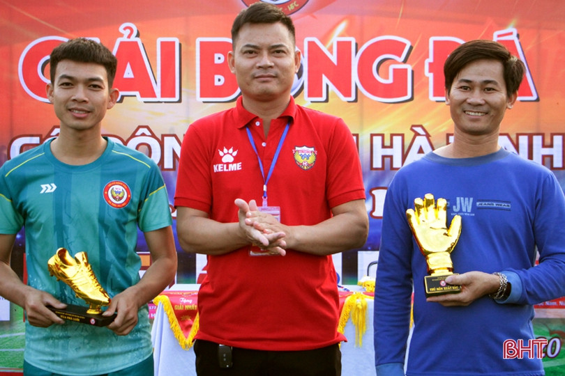 Giải Bóng đá Hội Cổ động viên Hà Tĩnh lần thứ 3 trao cúp cho đội Thạch Hà