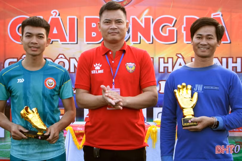 Giải Bóng đá Hội Cổ động viên Hà Tĩnh lần thứ 3 trao cúp cho đội Thạch Hà