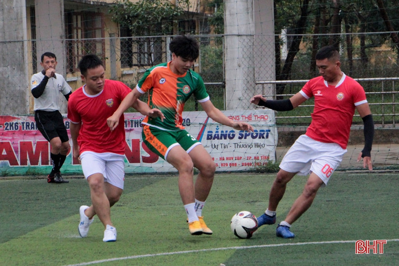 Giải Bóng đá Hội Cổ động viên Hà Tĩnh lần thứ 3 trao cúp cho đội Thạch Hà