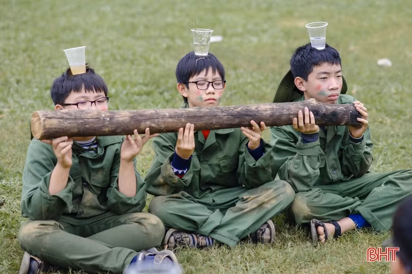 Học sinh Albert Einstein “rèn luyện ý chí” cùng các chiến sỹ biên phòng