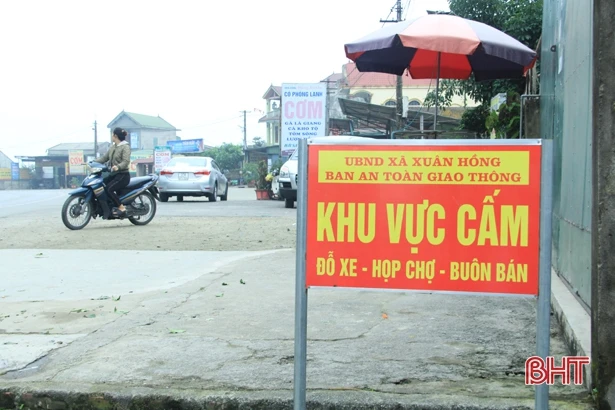 Dẹp bỏ chợ tạm ngay khúc cua trên quốc lộ 1A ở Hà Tĩnh