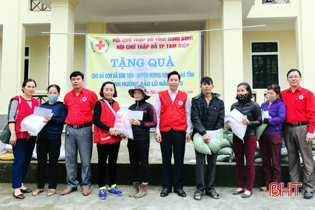 Trao 100 triệu đồng và tặng quà cho người dân xã vùng lũ Hương Sơn