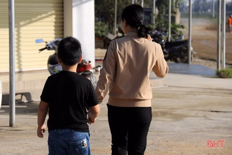 Hành trình cùng con trai “chiến đấu” với bệnh tự kỷ của bà mẹ Hà Tĩnh