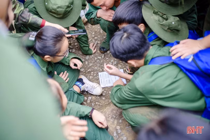 Học sinh Albert Einstein “rèn luyện ý chí” cùng các chiến sỹ biên phòng