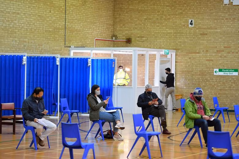 Người dân Anh đi tiêm vaccine ngừa Covid-19