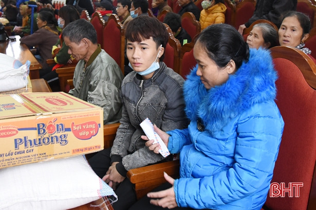 Tặng 80 suất quà cho người khiếm thị ở Lộc Hà