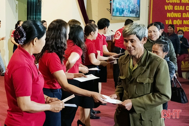 Thêm nhiều phần quà đến với người dân huyện Cẩm Xuyên