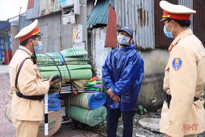 2 ngày ra quân, cảnh sát giao thông Hà Tĩnh xử lý hơn 40 trường hợp vi phạm