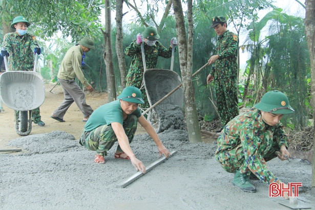 Lực lượng vũ trang Nghi Xuân giúp dân xây dựng nông thôn mới