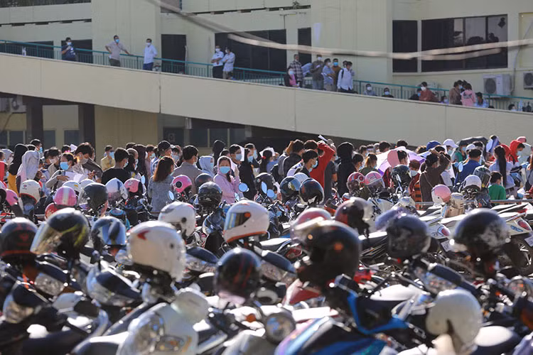 Người dân Campuchia xếp hàng rồng rắn chờ xét nghiệm Covid-19