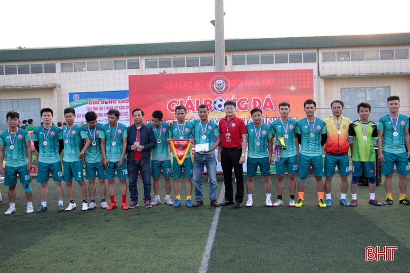 Giải Bóng đá Hội Cổ động viên Hà Tĩnh lần thứ 3 trao cúp cho đội Thạch Hà