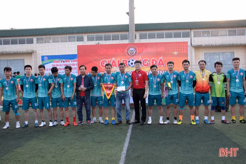 Giải Bóng đá Hội Cổ động viên Hà Tĩnh lần thứ 3 trao cúp cho đội Thạch Hà